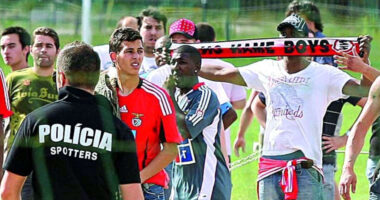 Neste dia… em 2009, claque do Benfica invade Academia e apedreja adeptos do Sporting que estavam a assistir ao derby de juniores provocando o caos