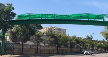 Três Tarjas à Beira da Estrada